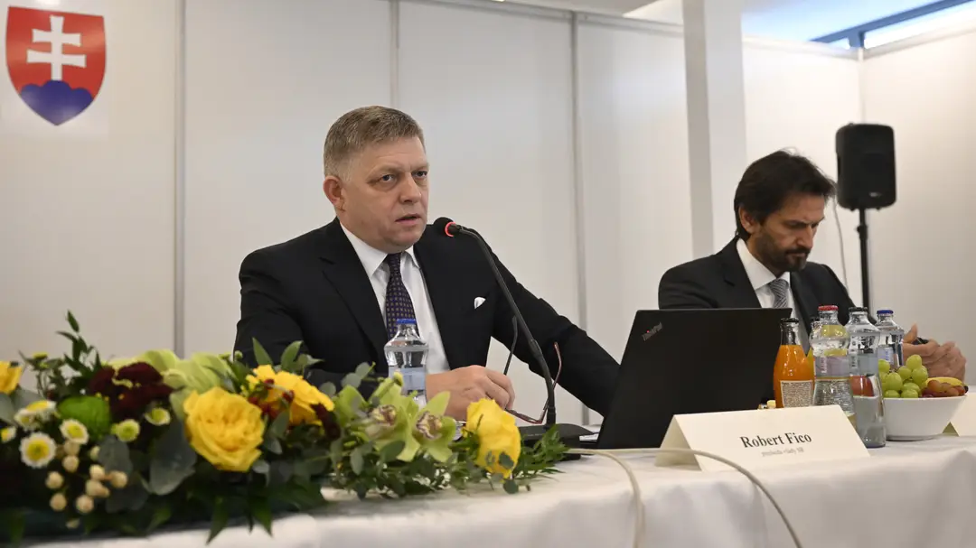 Premiér Robert Fico a minister obrany Robert Kaliňák počas výjazdového rokovania vlády.