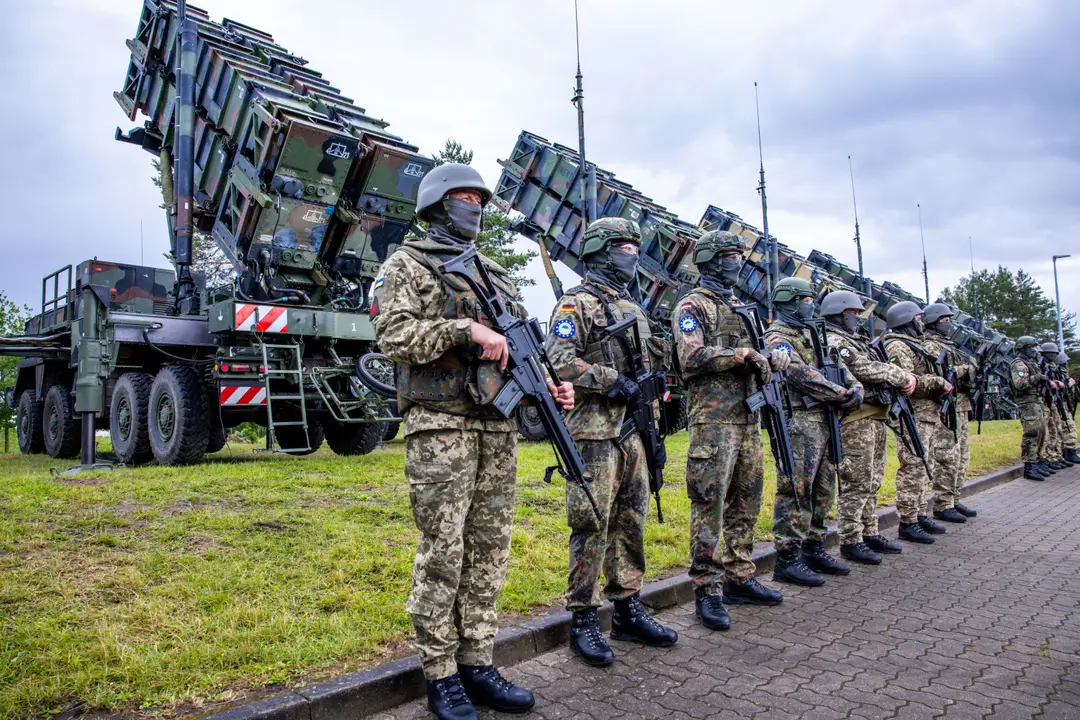 Na archívnej snímke z 11. júna 2024 v Nemecku ukrajinskí a nemeckí vojaci počas cvičenia s  raketovým systémom protivzdušnej obrany Patriot.