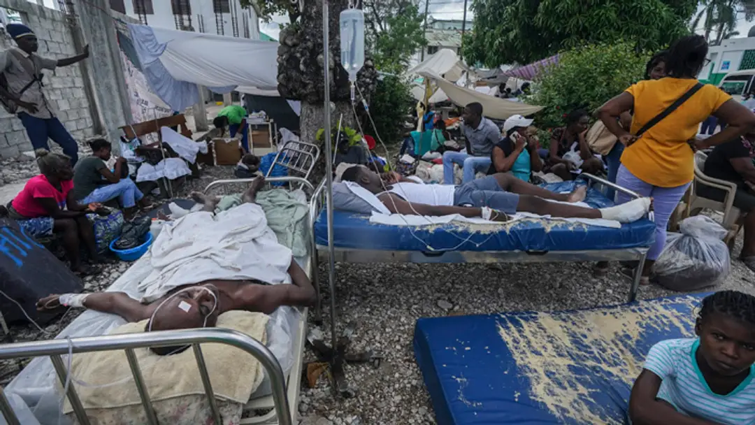 Počet obetí po silnom zemetrasení na Haiti stále stúpa.