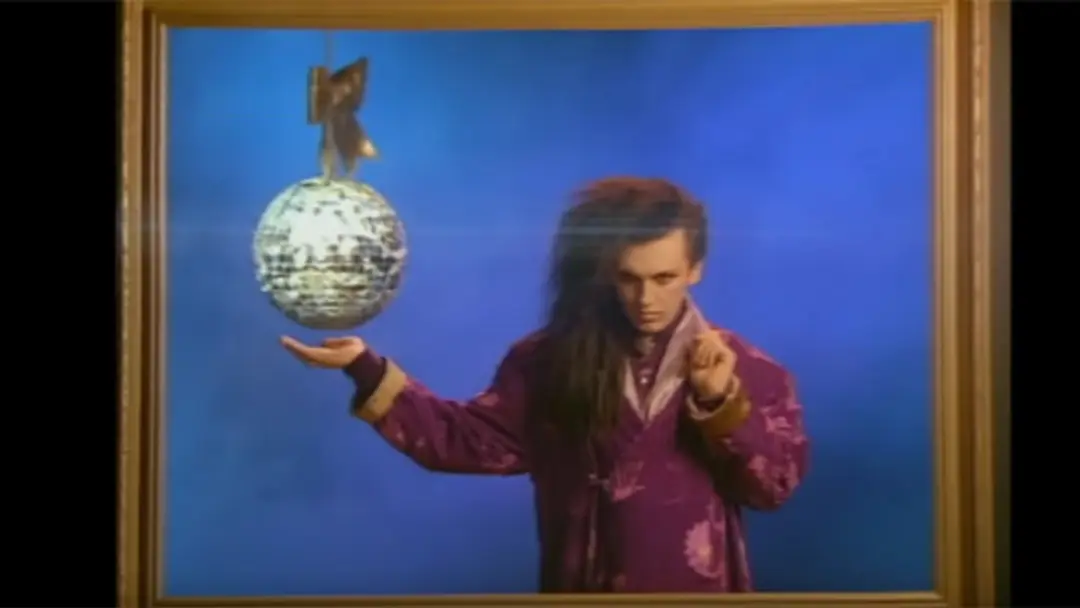 Pete Burns vo videoklipe Dead Or Alive.