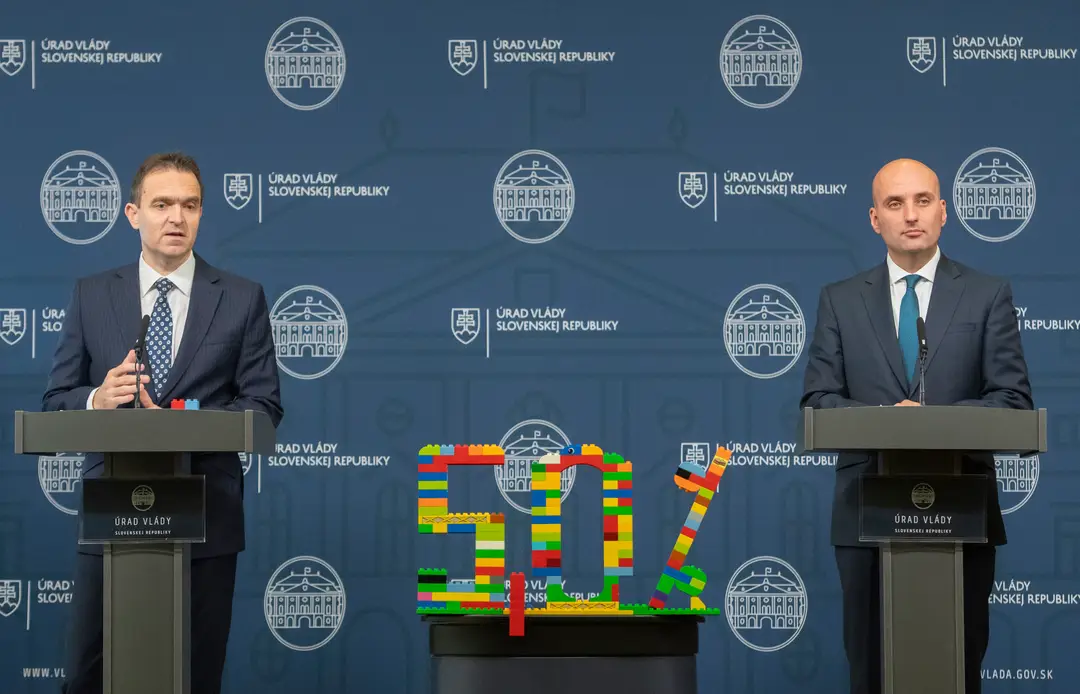 Predseda vlády Ľudovít Ódor a minister financií Michal Horváth