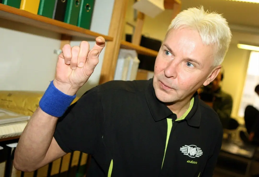 Skokan na lyžiach Matti Nykänen (v strede)