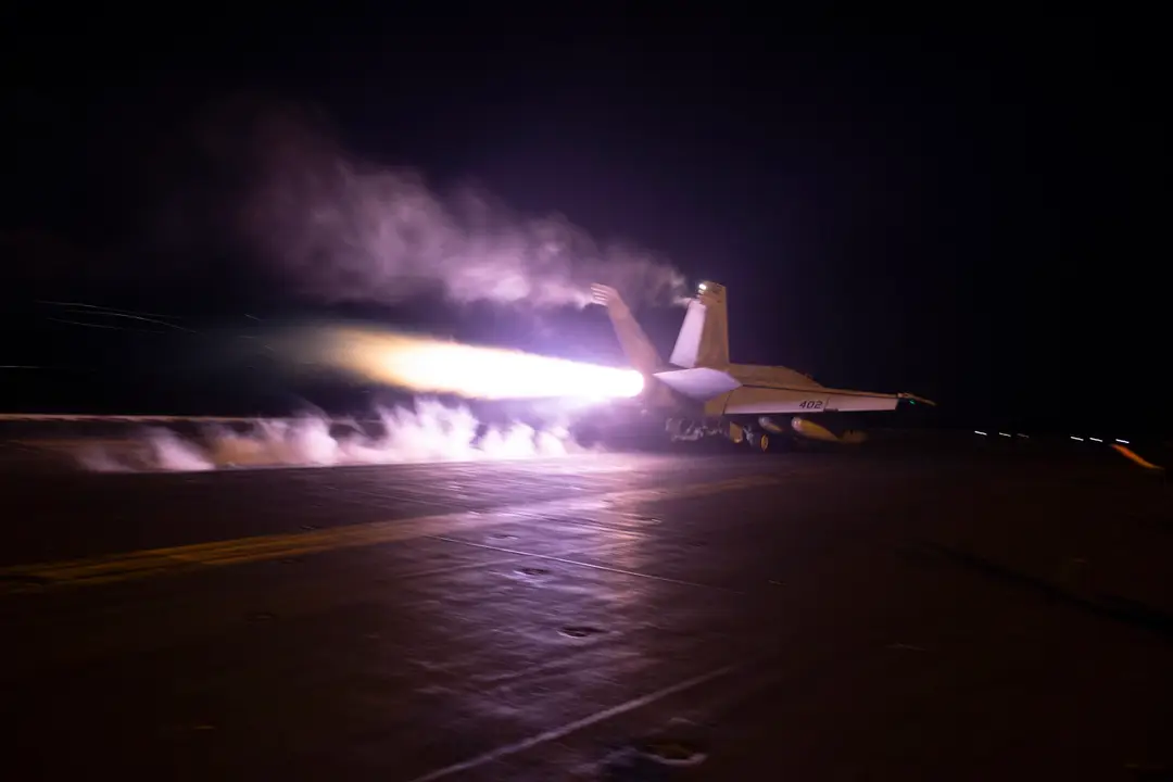 Lietadlo štartujúce z lode USS Dwight D. Eisenhower počas letových operácií v Červenom mori.