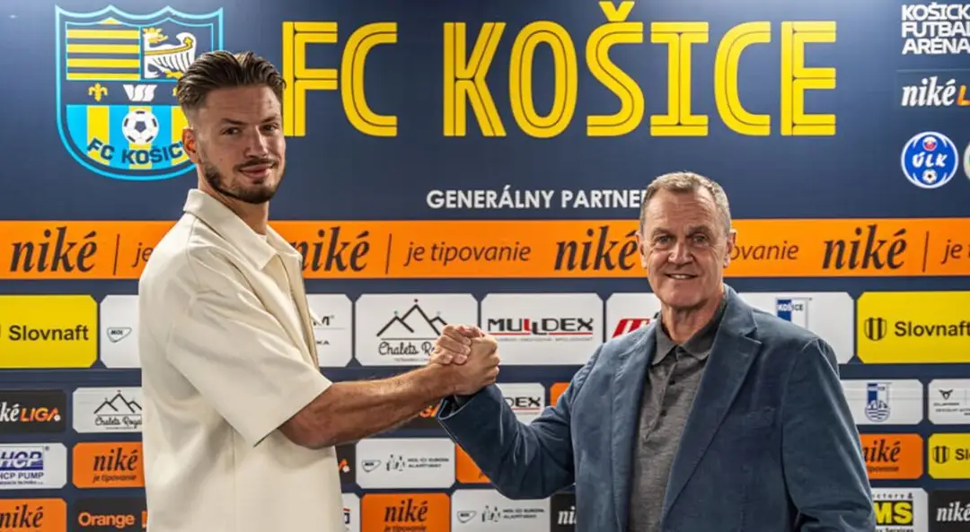 Brankár Kevin Dabrowski bude aj v jarnej časti sezóny 2025/2026 pôsobiť v FC Košice. 