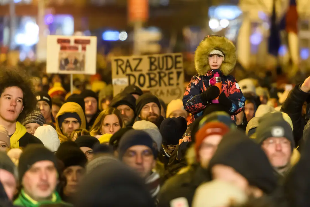 Protestujúci s transparentmi v Bratislave