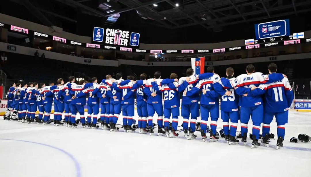 Slovenská reprezentácia do 18 rokov po víťazstve nad Fínskom na MS 2025.