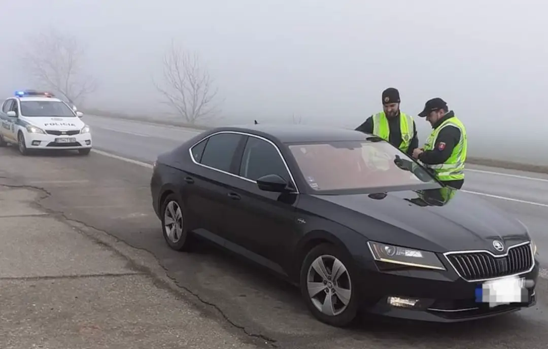Na snímke policajná hladka pri celoslovenskej kontrole na alkohol.