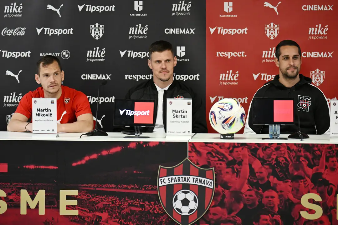 Na snímke zľava kapitán Spartaka Trnava Martin Mikovič, športový riaditeľ Martin Škrtel