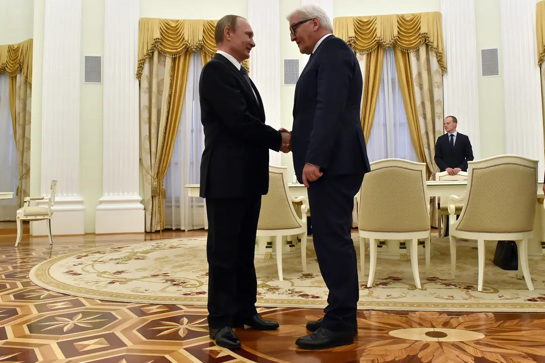 Nemecký minister zahraničných vecí Frank-Walter Steinmeier a Vladimir Putin.