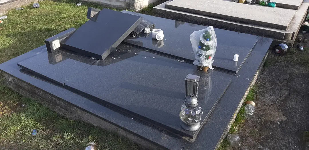 Jeden zo zničených pomníkov na cintoríne.