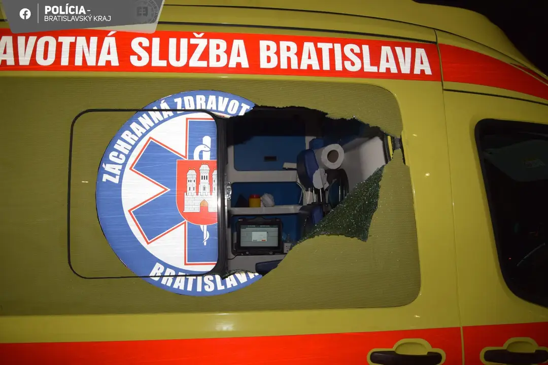 Poškodené sklenená výplň na dverách sanitky, do ktorej muž z Brezna hodil bezdôvodne kameň.