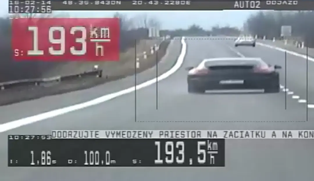 Mladá vodička na Porshe