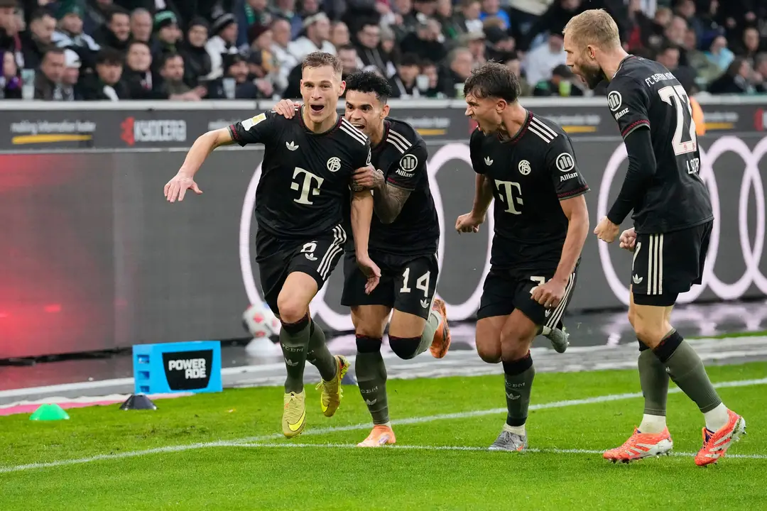 Futbalisti Bayernu Mníchov oslavujú gól.