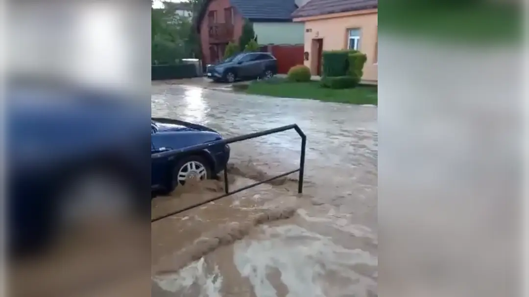 Zatopená cesta v Návojovciach.