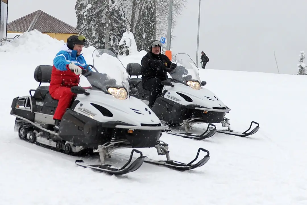 Vladimir Putin a Alexandr Lukašenko na snežných skútroch.