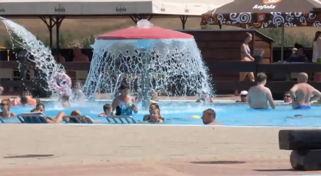 Na snímke ľudia v akvaparku.
