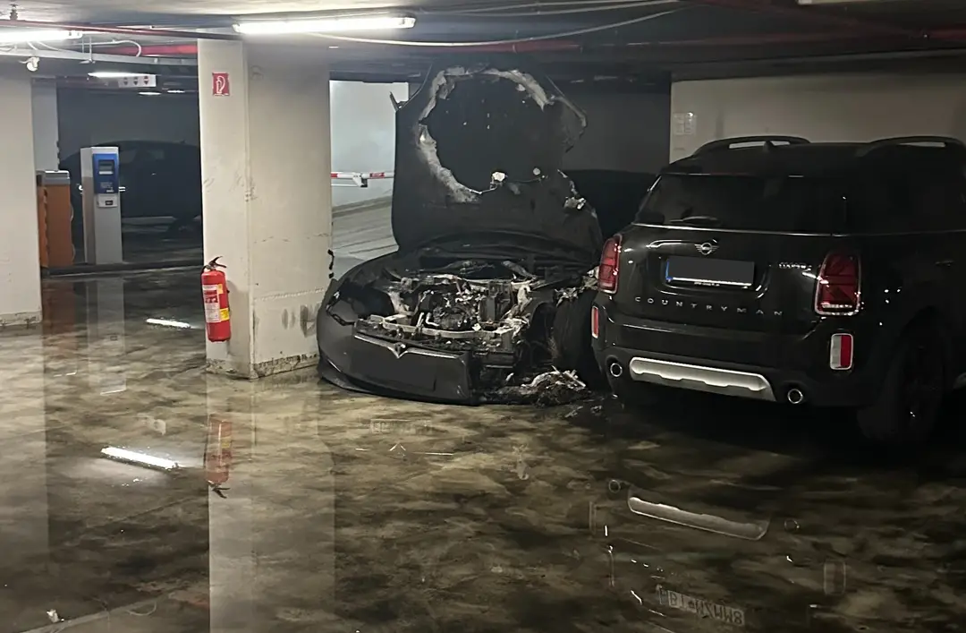 Zhorená Tesla v Petržalke