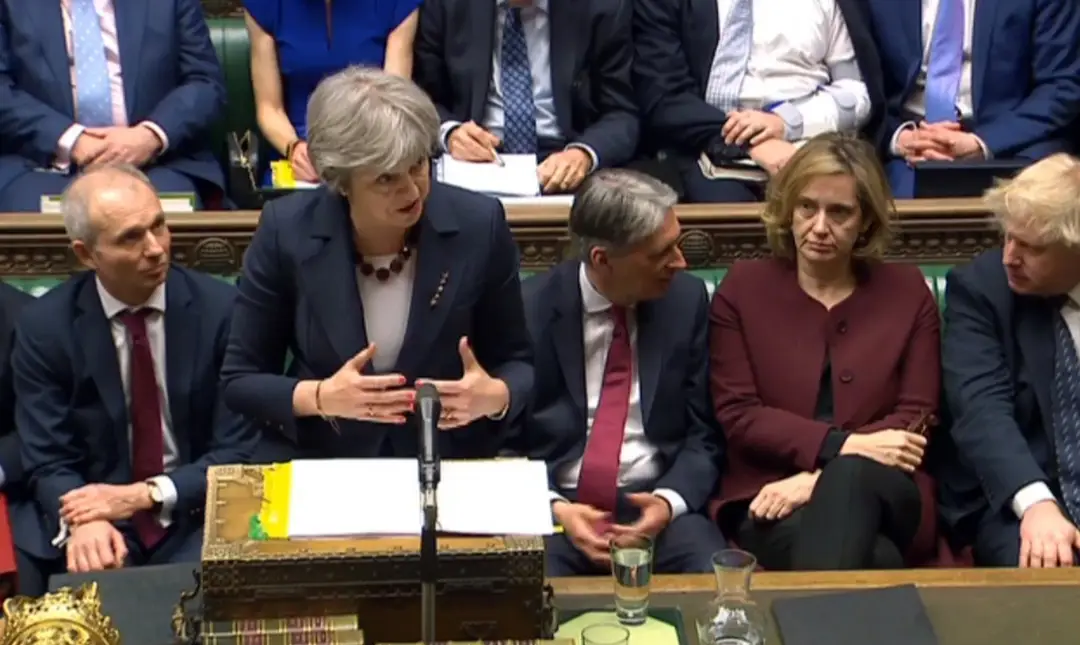 Theresa Mayová obvinila Rusko z pokusu o vraždu Sergeja Skripaľa. 