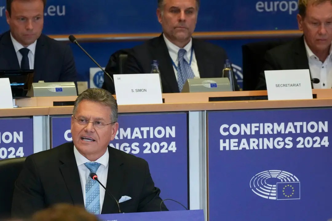 Slovenský kandidát na post eurokomisára pre obchod a ekonomickú bezpečnosť Maroš Šefčovič (vpredu) rozpráva počas vypočúvania v Európskom parlamente. 