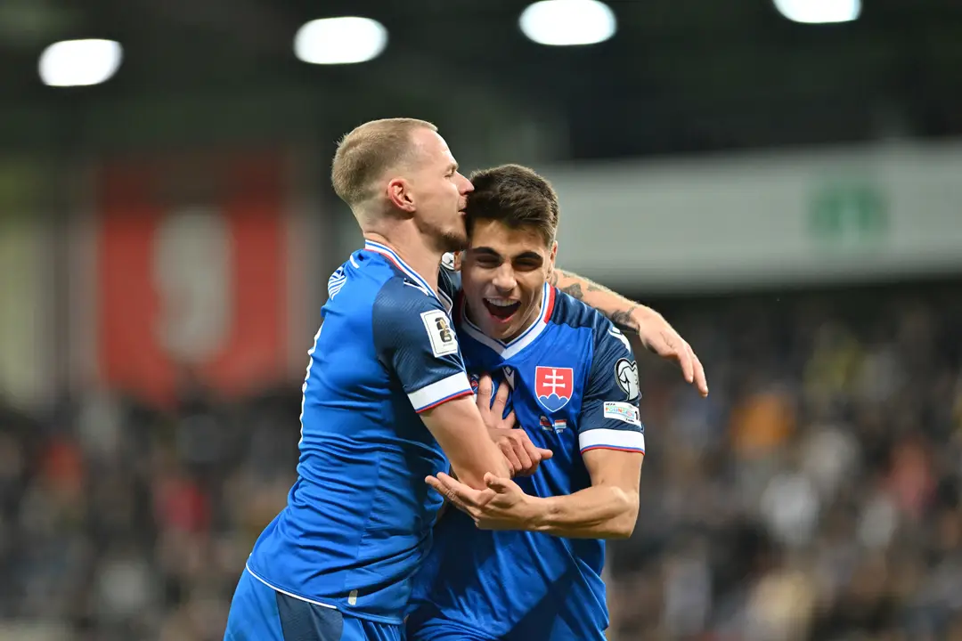 Slovenskí futbalisti sa tešia z gólu