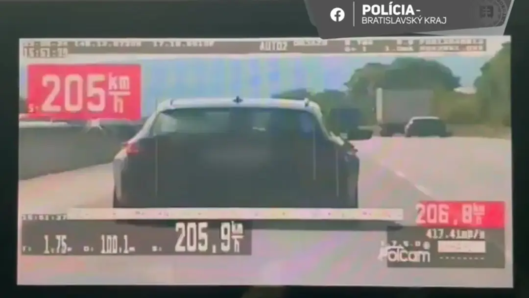 Nebezpečne rýchlo idúce auto