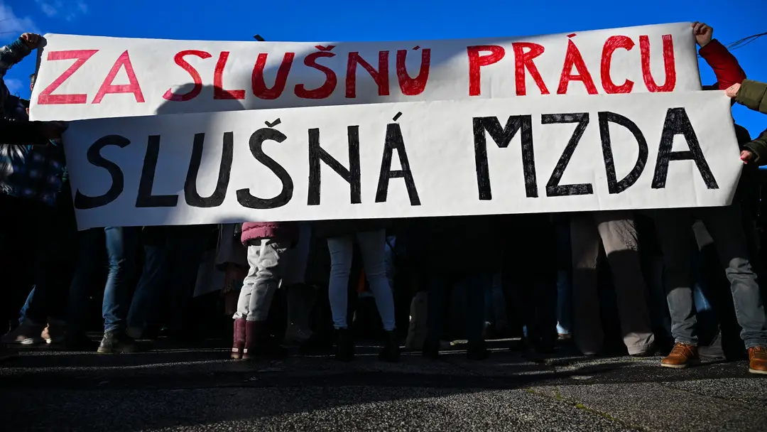 Zamestnanci UniCredit Bank počas štrajku pred centrálou.