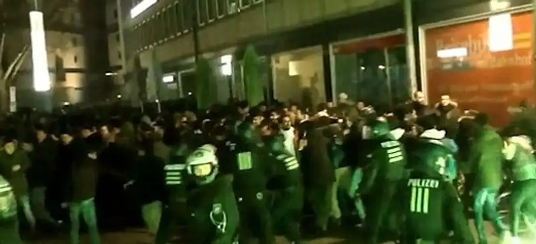 Zúfalý boj kolínskej polície s výtržníkmi