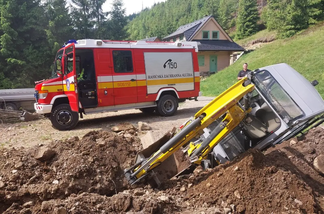 Na snímke hasiči, ktorí zasahujú pri prevrátení bagra vo Vyšnej Boci.