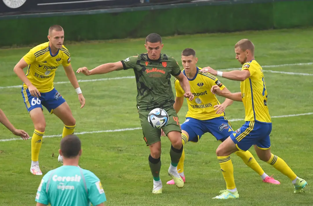 Na snímke vľavo Martin Bednár (Michalovce) a  druhý zľava Nikola Krstovič (Dunajská Streda) bojujú o loptu.