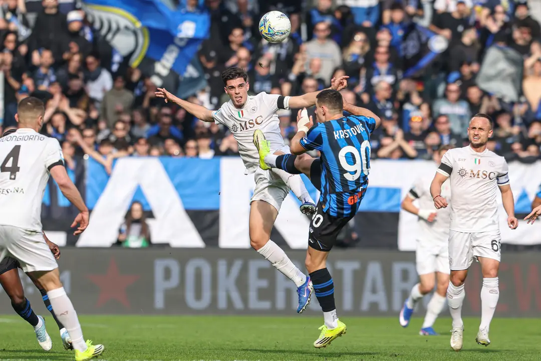 Na snímke vpravo slovenský futbalista Stanislav Lobotka z Neapola, Nikola Krstovič (uprostred vpravo).