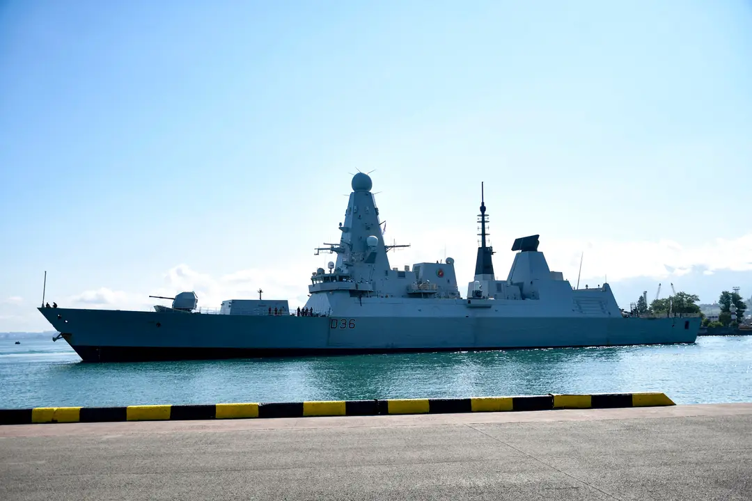 Britské vojenské plavidlo HMS Defender.