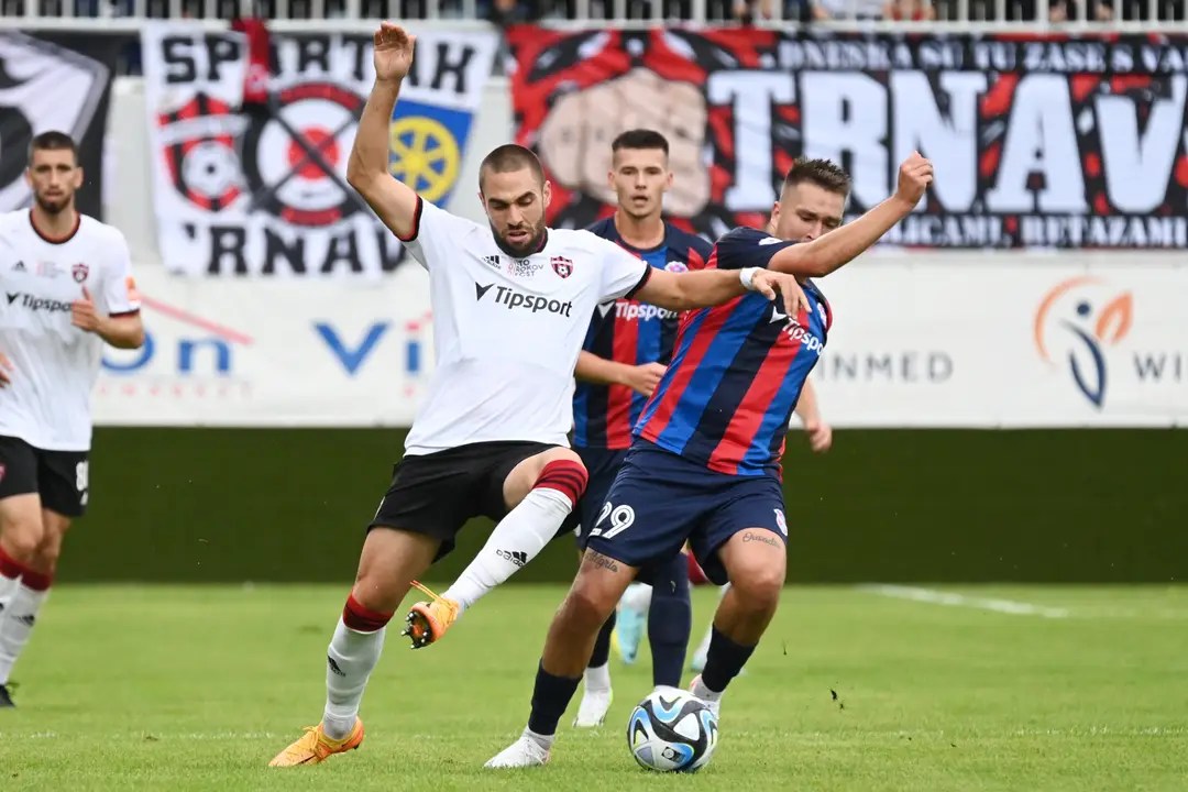 Vľavo hráč Trnavy Filip Bainovič a hráč ViOnu Adam Brenkus počas zápasu 2. kola Niké ligy.