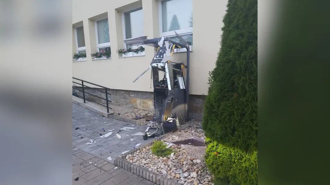 Zdevastovaný bankomat.
