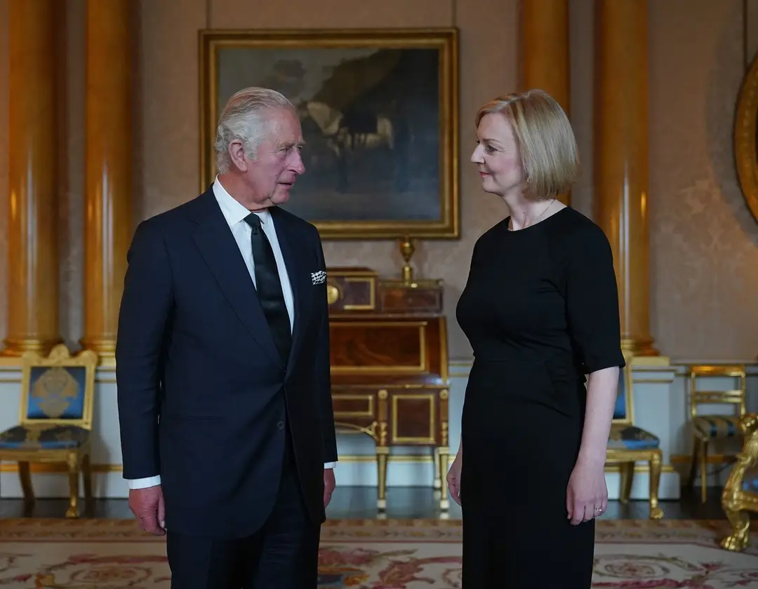 Kráľ Karol III. a premiérka Trussová