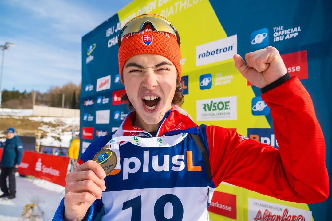 Na snímke slovenský biatlonista Artur Ischakov sa teší s bronzovou medailou.