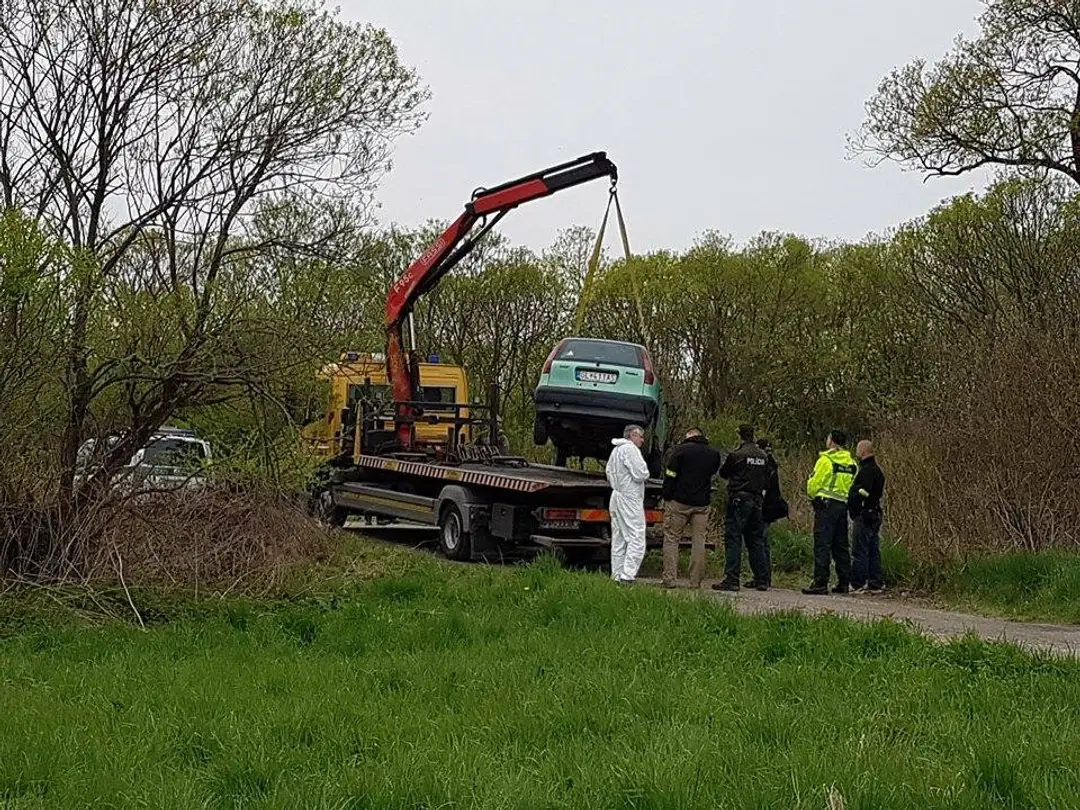 Auto pochovalo dvoch ľudí.