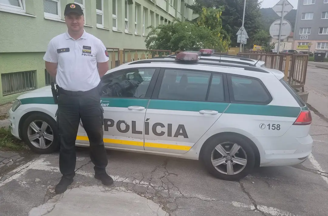 Policajt počas skúšok v autoškole pomáhal v Partizánskom autu na priecestí