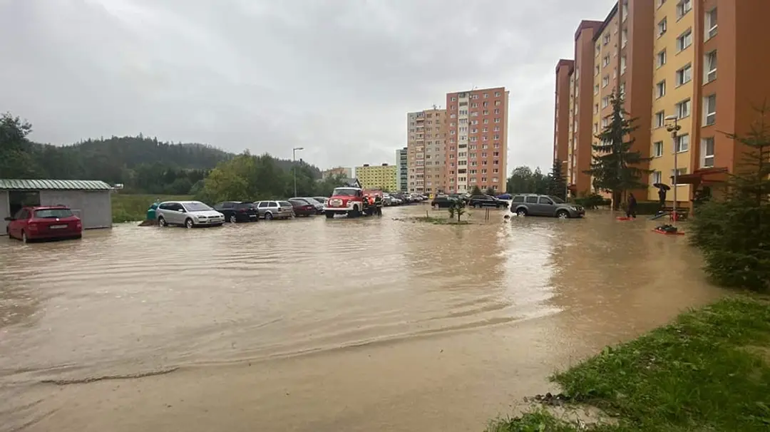 Vlčí potok sa na sídlisku Západ v Trstenej v dôsledku silného dažďa vybrežil. 