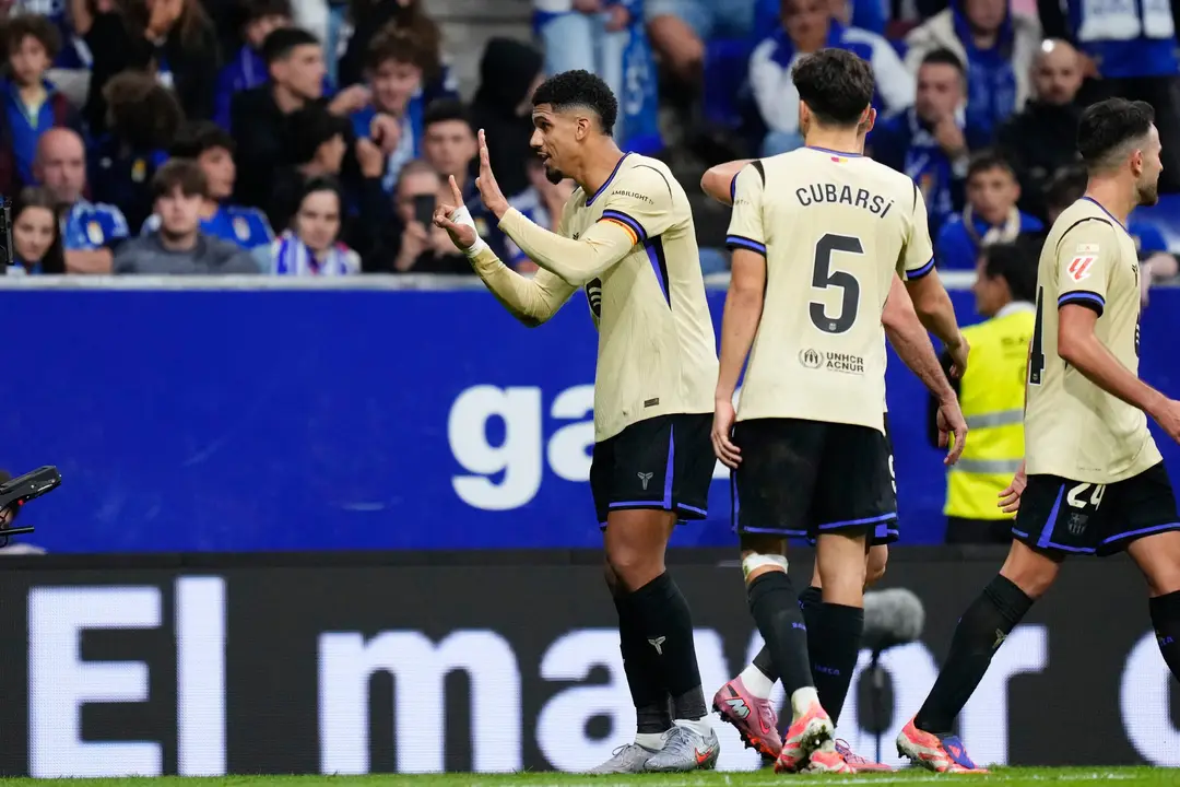 Futbalisti FC Barcelona oslavujú gól.