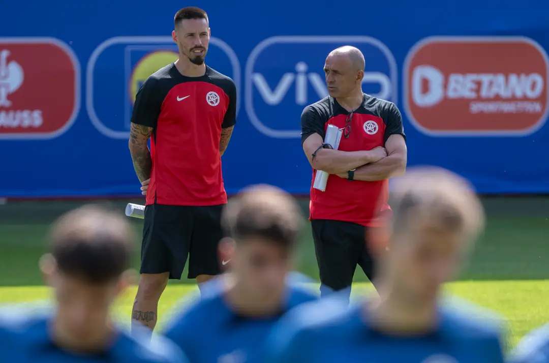 Na tréning slovenskej futbalovej reprezentácie dozerajú oči Mareka Hamšíka i Francesca Calzonu.