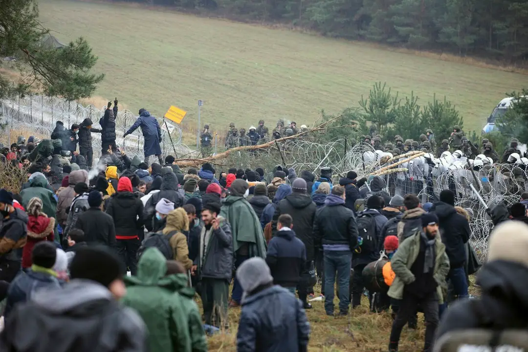 Migranti z Blízkeho východu a iných krajín, ktorí sa pokúšajú prekročiť hranice z Bieloruska do Poľska, sa zhromažďujú na hranic
