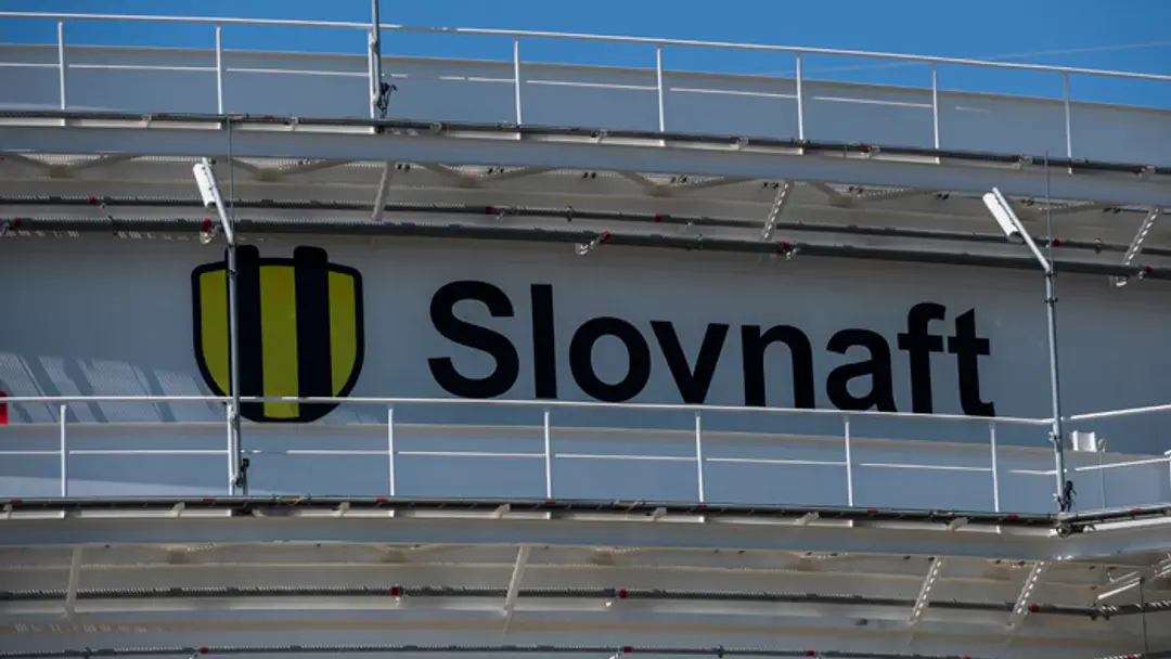 Na snímke logo na nádrži na ropu v rafinérii Slovnaft v Bratislave.