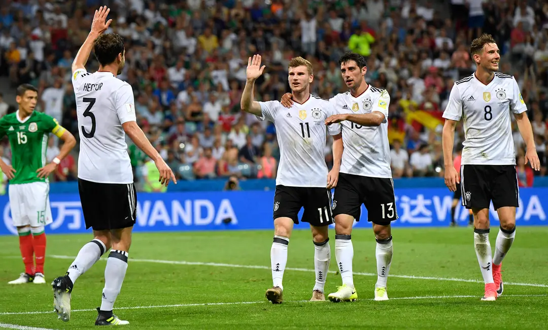 Timo Werner (druhý zľava) oslavuje s nemeckými spoluhráčmi svoj gól v semifinále Pohára konfederácií FIFA proti Mexiku.