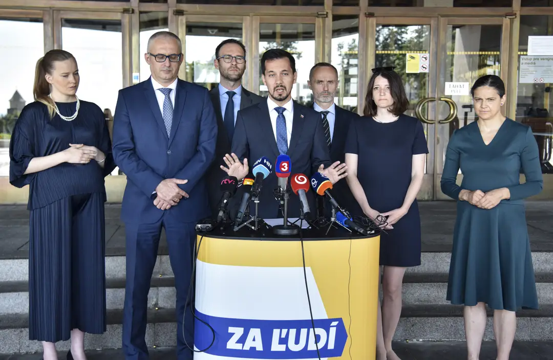 Miroslav Kollár (druhý zľava) ohlásil koniec politickej kariéry.