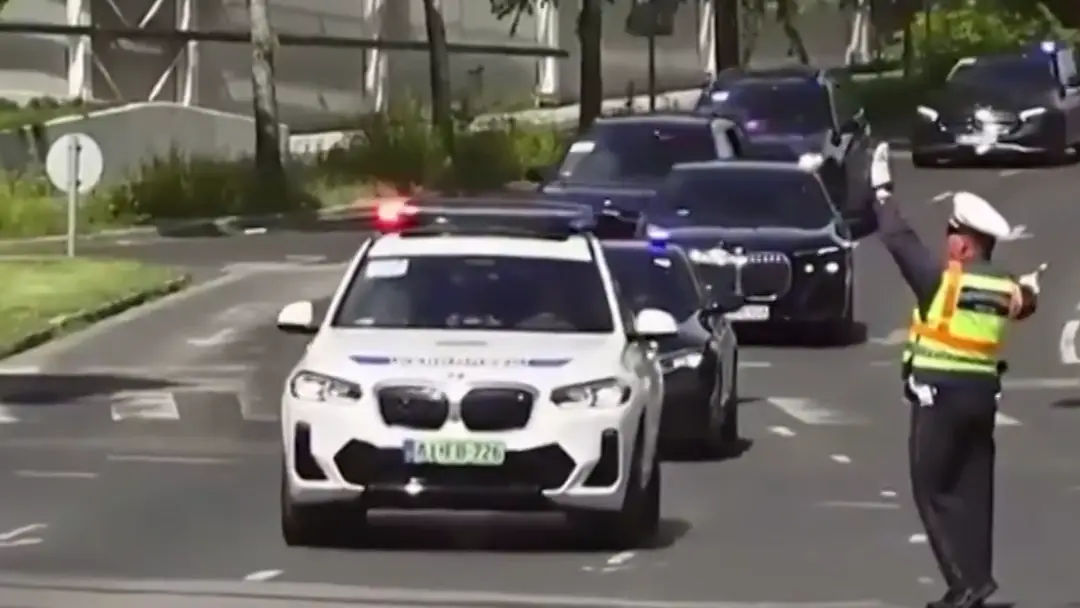 Policajt zastavil sanitku, aby mohol prejsť politický konvoj