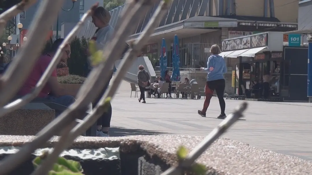Považskobystrický a Myjavský okres sú stále v bordovej farbe. 