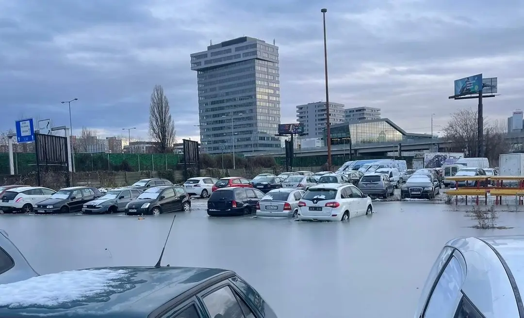 Zatopené parkovisko.