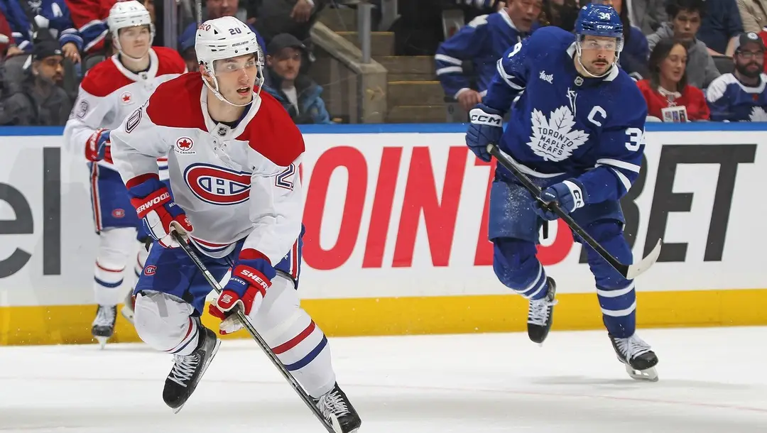 Juraj Slafkovský (vľavo) pred kapitánom Toronta Austonom Matthewsom.