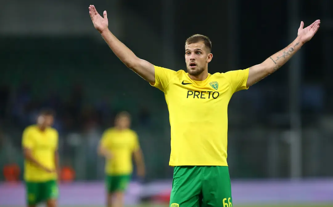 Na snímke futbalista Žiliny Matúš Rusnák nespokojne gestikuluje.