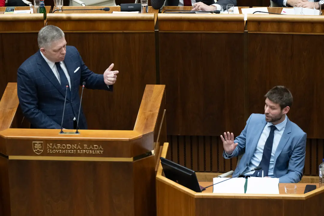 Na snímke zľava premiér Robert Fico (Smer-SD) a poslanec NR SR Michal Šimečka (Progresívne Slovensko) počas mimoriadnej schôdze k odvolávaniu vlády.